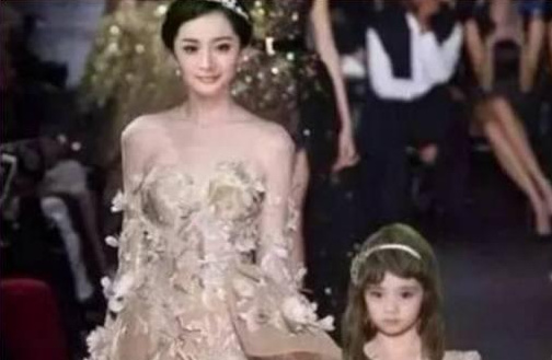 杨幂携女儿时尚走秀，自然美景中的亲子探索之旅